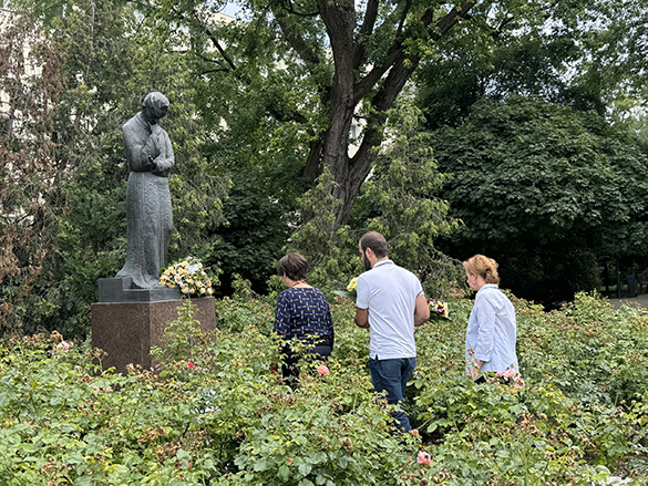 Złożenie kwiatów pod pomnikiem Marii Skłodowskiej Curie_1